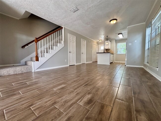 Building Photo - 2030 Plantation Dr