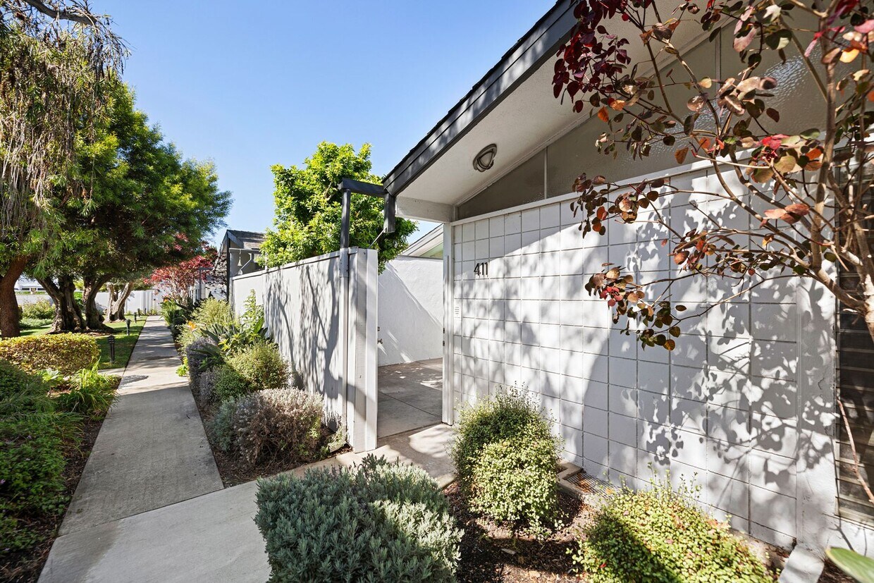 Primary Photo - Newly remodeled 2 bedroom w/ the best Loca...