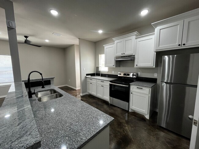Foto del edificio - 705 County Rd 326 E