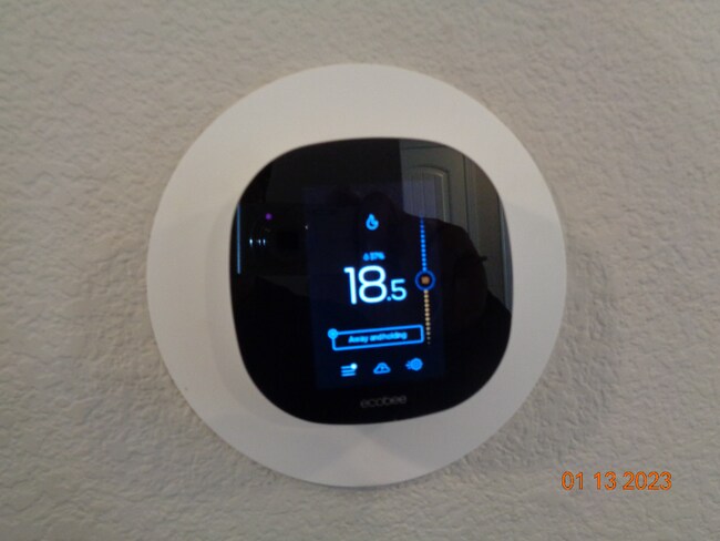 Building Photo - Main level living