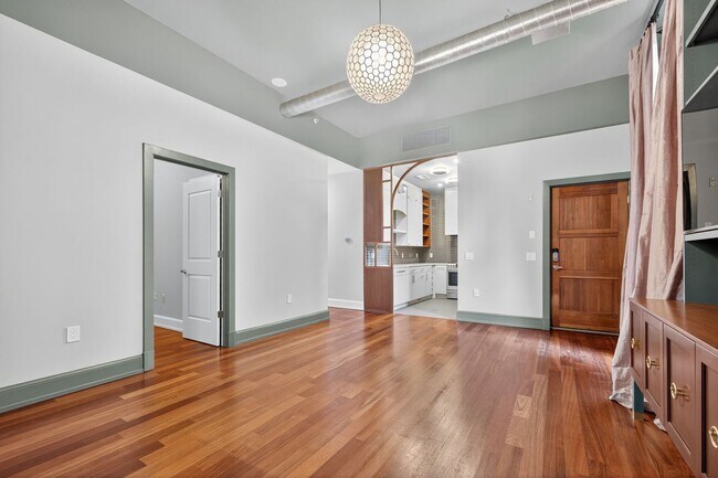 Foto del edificio - Available Now! High End 2 Bed 2 Bath in Lu...