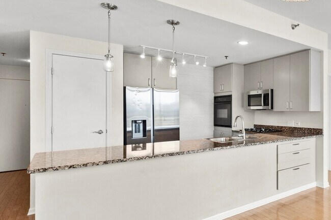 Building Photo - 1515 S Prairie Ave