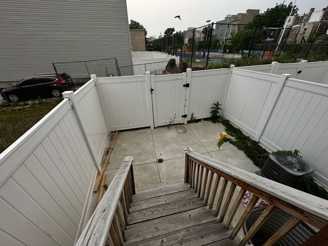 Building Photo - 138 Huntingdon St