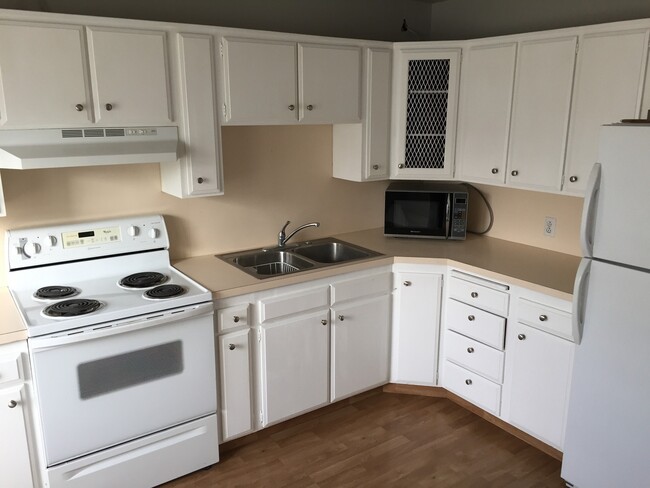 Building Photo - 1,220 square foot 3 bedroom 1 bath home in...