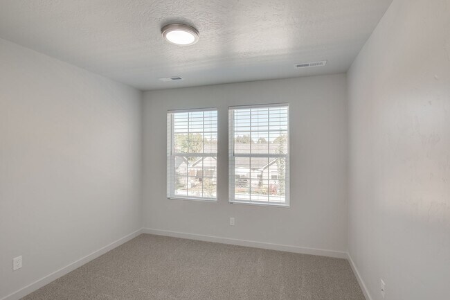 Building Photo - Live the Good Life in this townhome!
