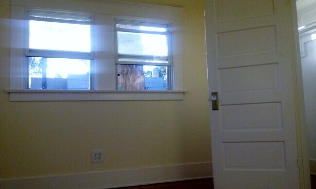 BEDROOOM - 5242 De Longpre Ave