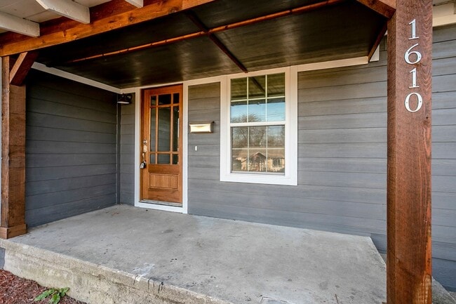 Foto del edificio - Must see this Renovated home located in Da...
