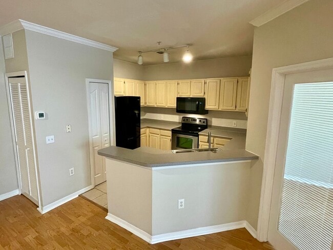 Building Photo - Move In Special! Spacious 2BR/2BA Visconti...
