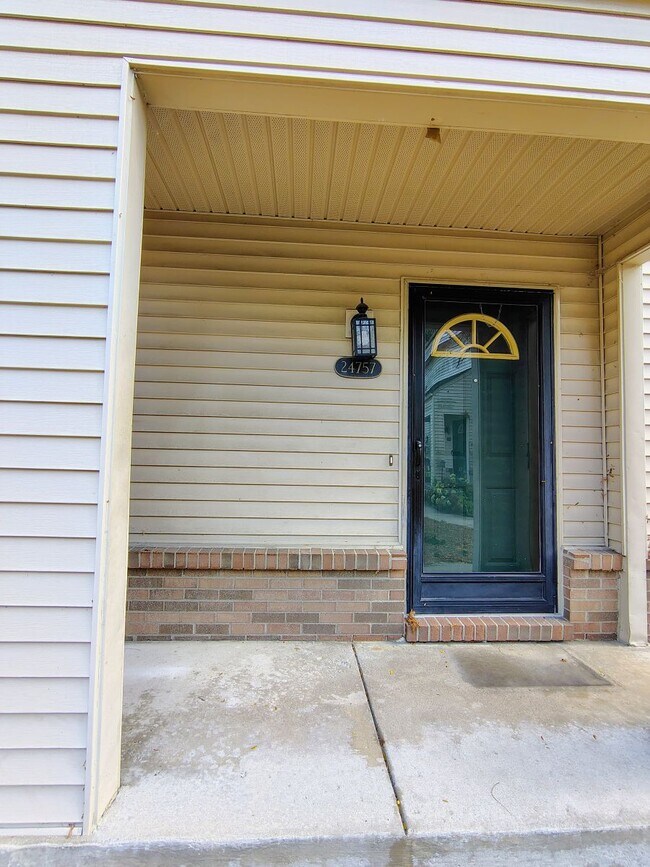 Foto del edificio - 24757 Bashian Dr