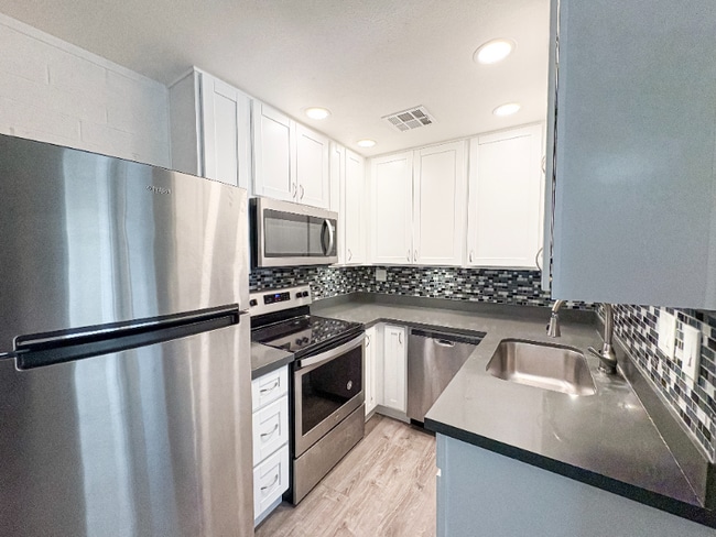 Building Photo - 2737 E Glenrosa Ave