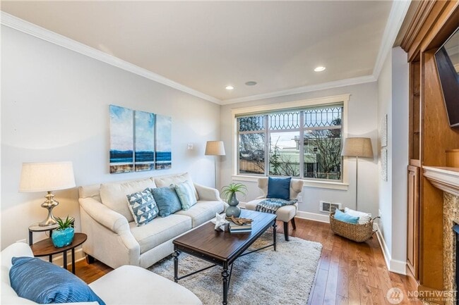 Building Photo - 2bd/2.5ba Seattle Townhome