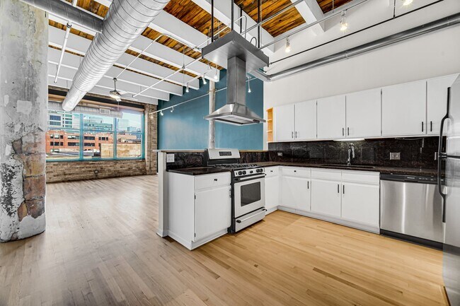 Foto del edificio - Fulton Market 2 Bed/2 Bath Timber Loft! Brand New Hardwood Floors! Rooftop Deck!