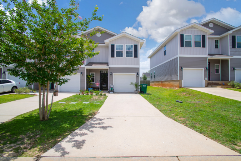 Primary Photo - 141 Iron Horse Dr E