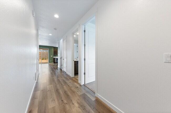 Foto del edificio - Large Recent Construction Home with Bonus Room!