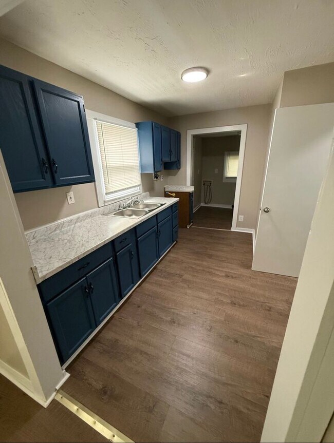 Building Photo - Last minute student housing!!
