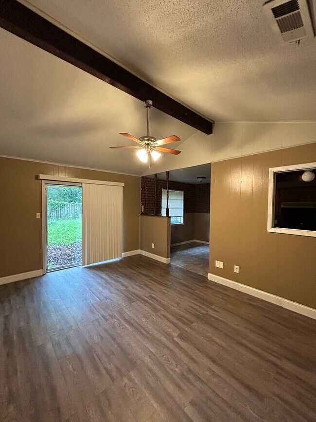 Foto del edificio - 3 br, 1.5 bath House - 822 Poleman