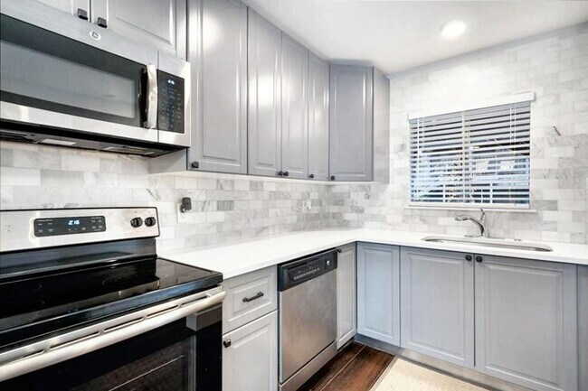 Foto del edificio - Spacious 2-Bed, 2-Bath First Floor Apartme...