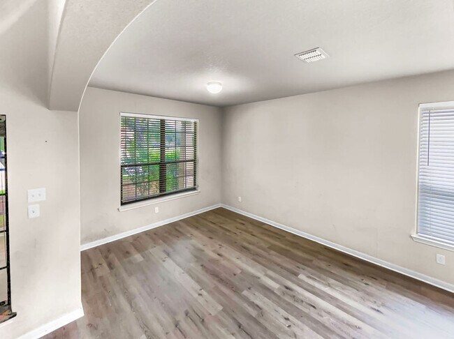 Building Photo - Elegant 5-Bedroom Home in Converse