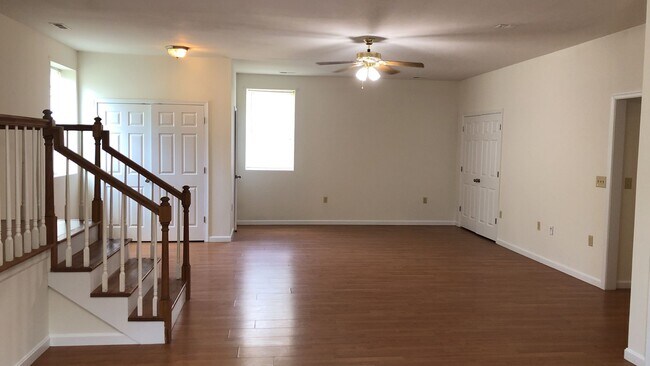 Building Photo - Very large 2 bedroom Rambler in Park Hall, MD