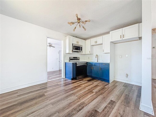 Building Photo - 2100 28th Ave N