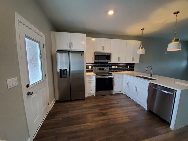 Chef's Kitchen - 555 Gresham Ln