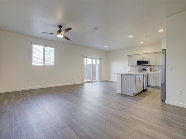 Building Photo - 3 Bedroom, 2.5 Bath