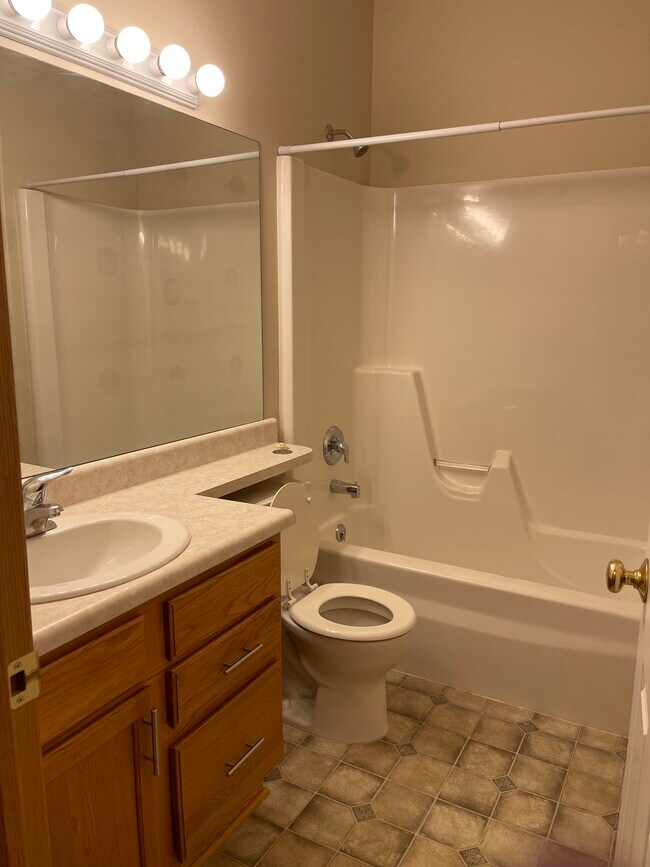 Main Bath - 3900 Ballard Ct