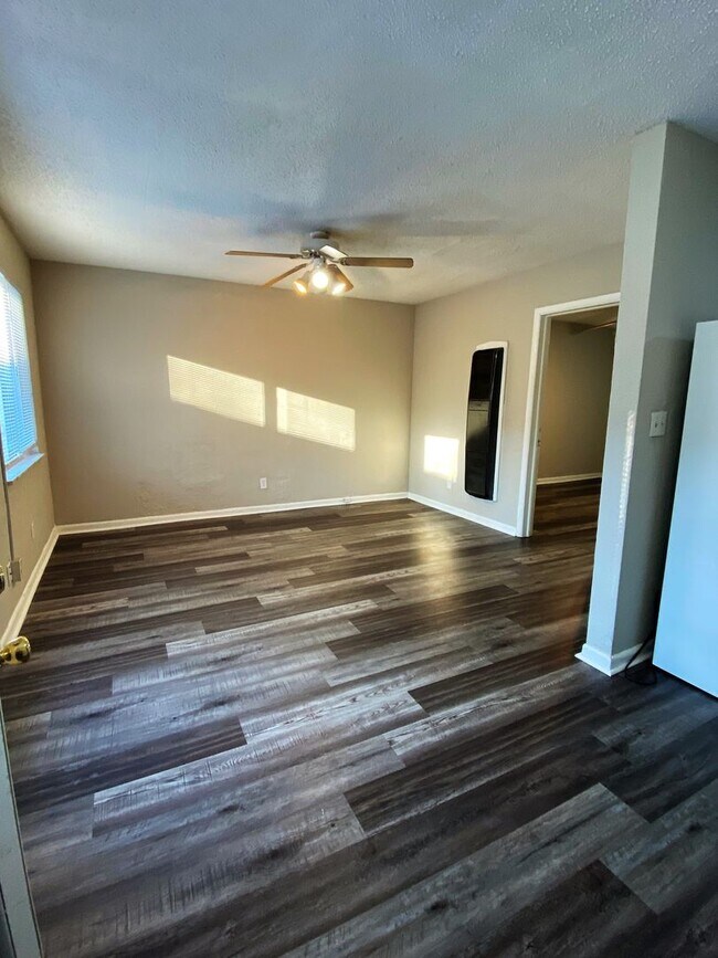 Building Photo - Charming 1 Bed Apartment with Laundry Hook...