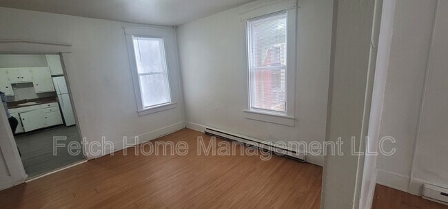 Building Photo - 438 E Strawberry St