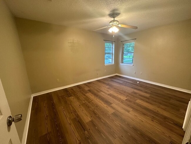 Building Photo - Beautiful 3 Bedroom Southern Hills Home