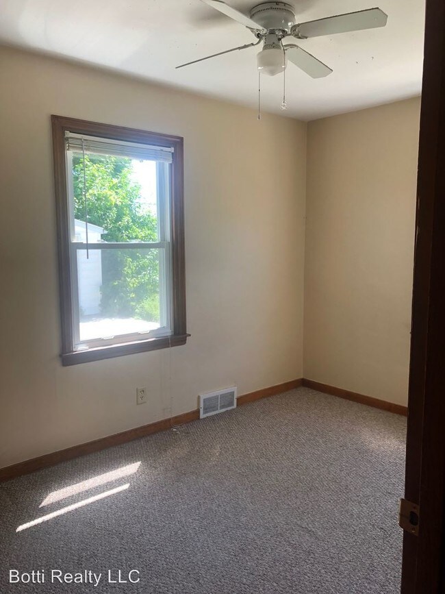 Building Photo - 2 br, 1 bath House - 735 Bohm Ct