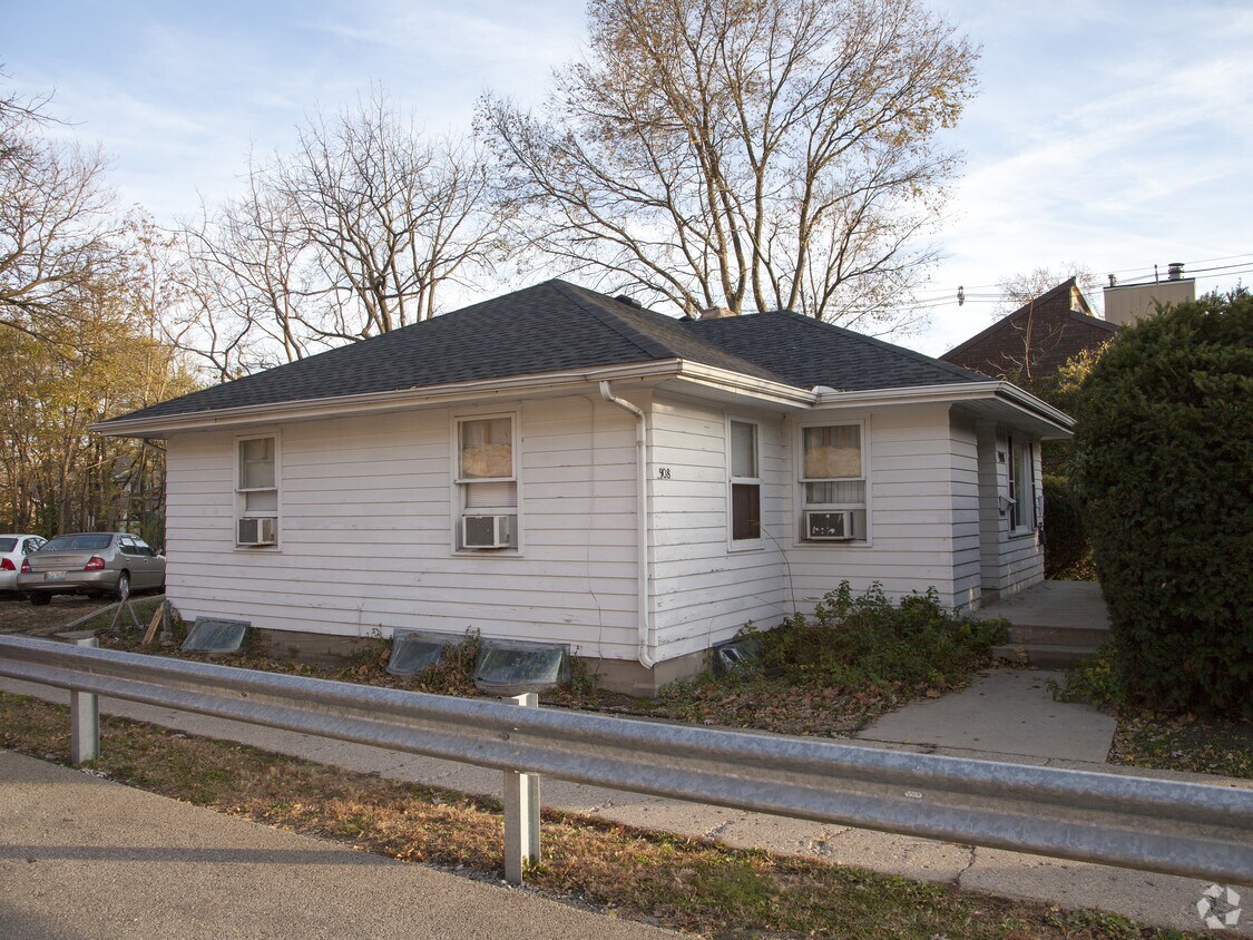 UIUC Campustown 908 S Vine Apartments Urbana, IL