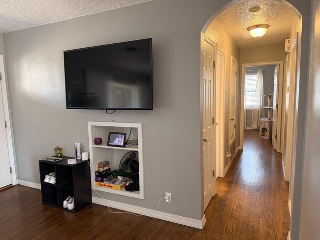 Building Photo - PRELEASING (3) Bed/(1.5) Bath in Core Norman Avail Late May!