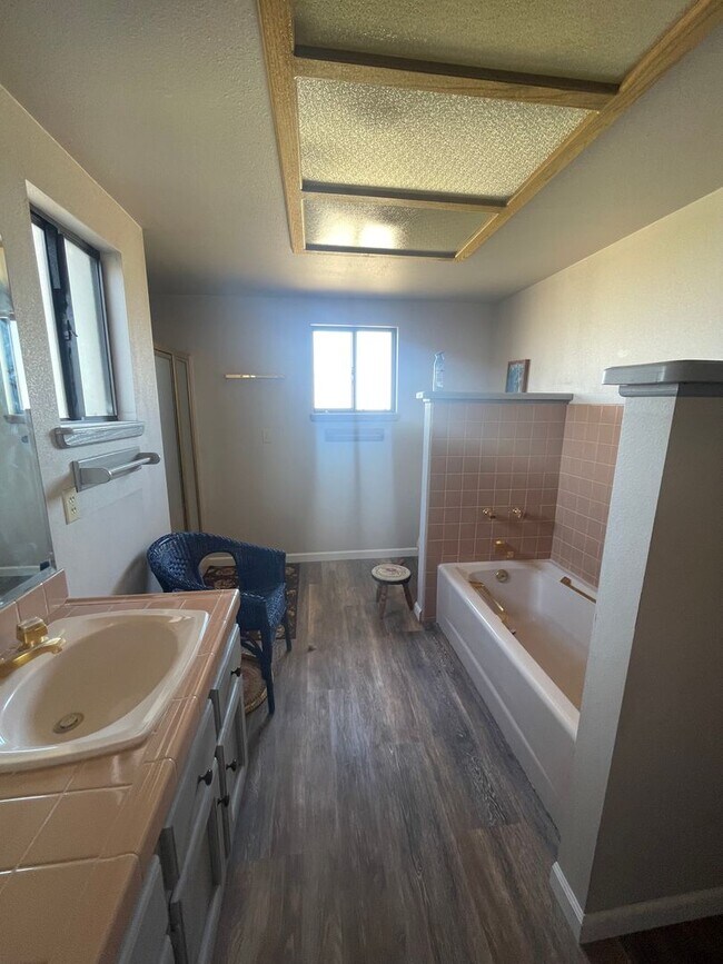 Foto del edificio - This is a must see property with Wow Factor