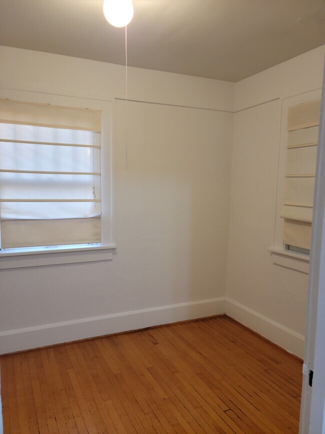 Den - 855 40th St