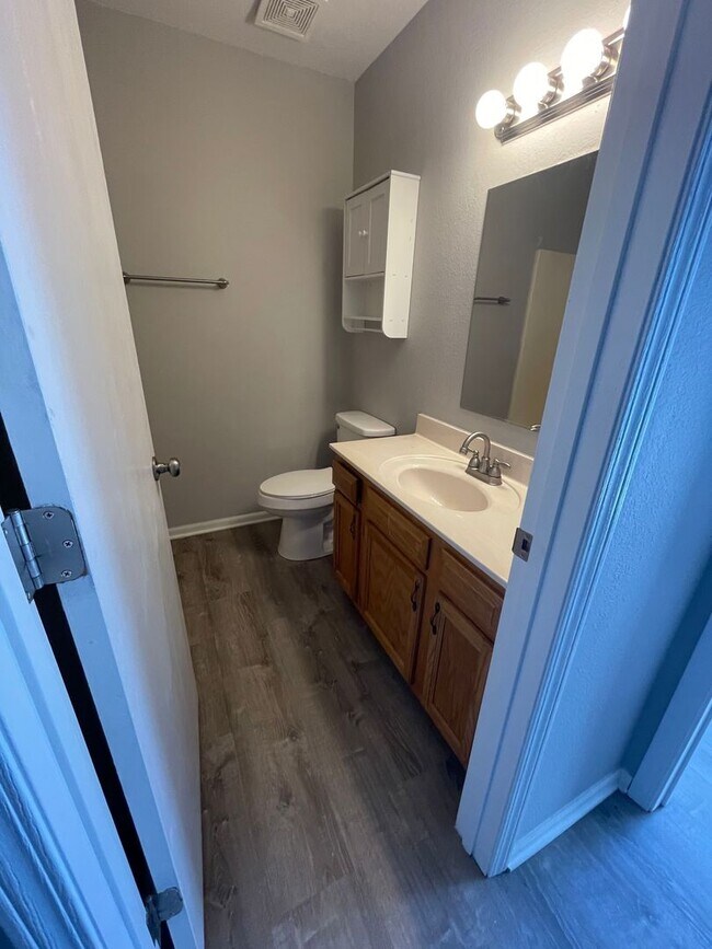 Building Photo - 655-657-657 Country Squire Ct