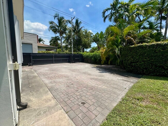 Building Photo - 541 Deer Run