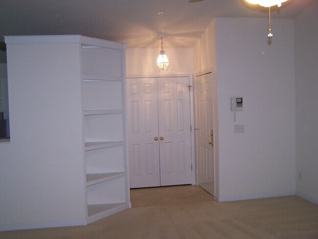 Building Photo - 2BR/2BA condo convenient to FTCC!