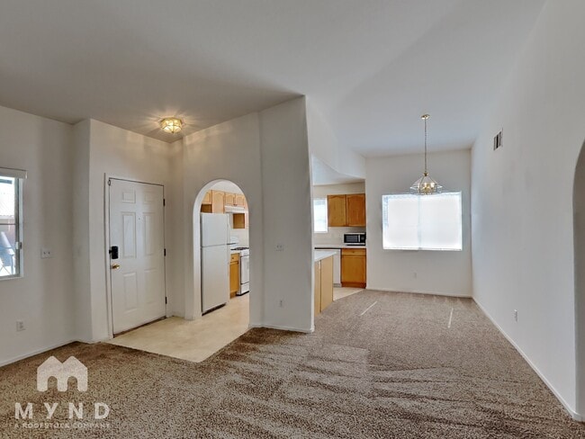 Building Photo - 10553 Pine Glen Ave