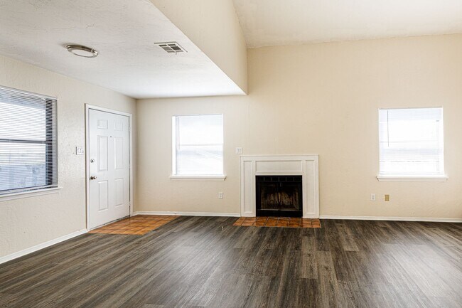 Building Photo - Luxury 2Bed 2Bath LOFT MOVE IN SPECIAL $999