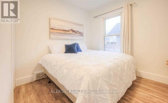 Building Photo - 271 Brock St