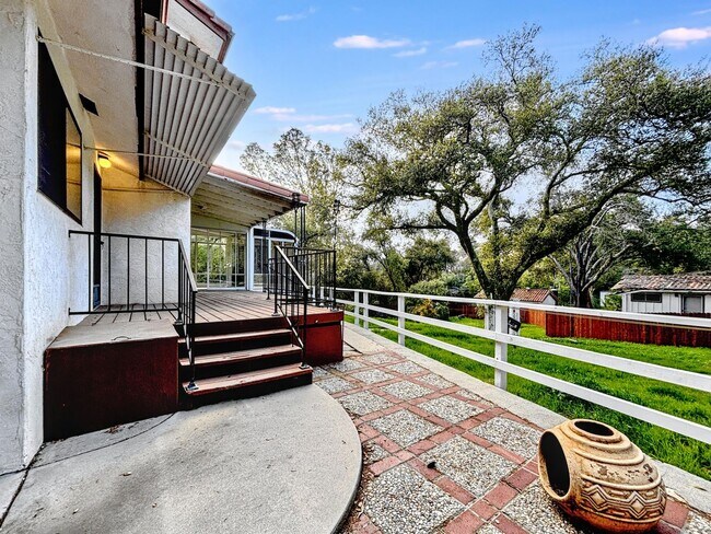 Building Photo - 3 Bed & 2.5 Bath House in Fallbrook, CA / ...