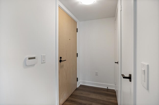 Building Photo - One Bed  Furnished unit