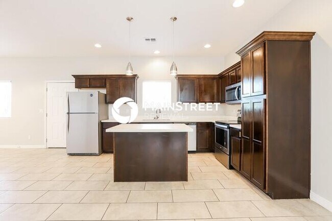 Building Photo - 3 Bedroom Pet-Friendly Home in Phoenix, AZ with Main Street Renewal