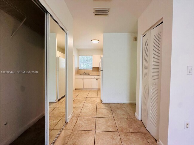 Foto del edificio - 573 NE 82nd St