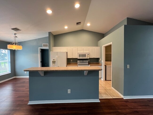 Building Photo - Charming 3-bedroom, 2-bath single-family home with a garage.