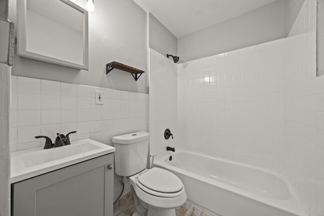 Bathroom - 692 Smith St SW