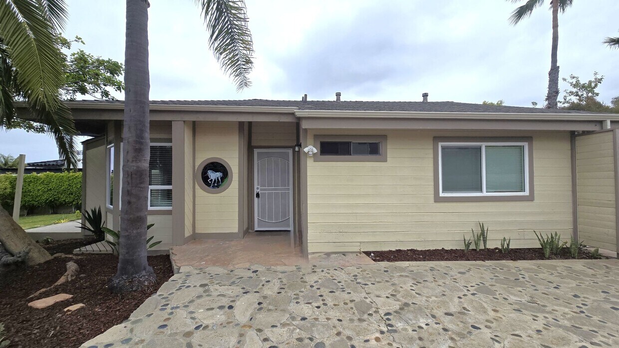 Primary Photo - Lovely, 2Bd/2BA Single Story House: Large ...