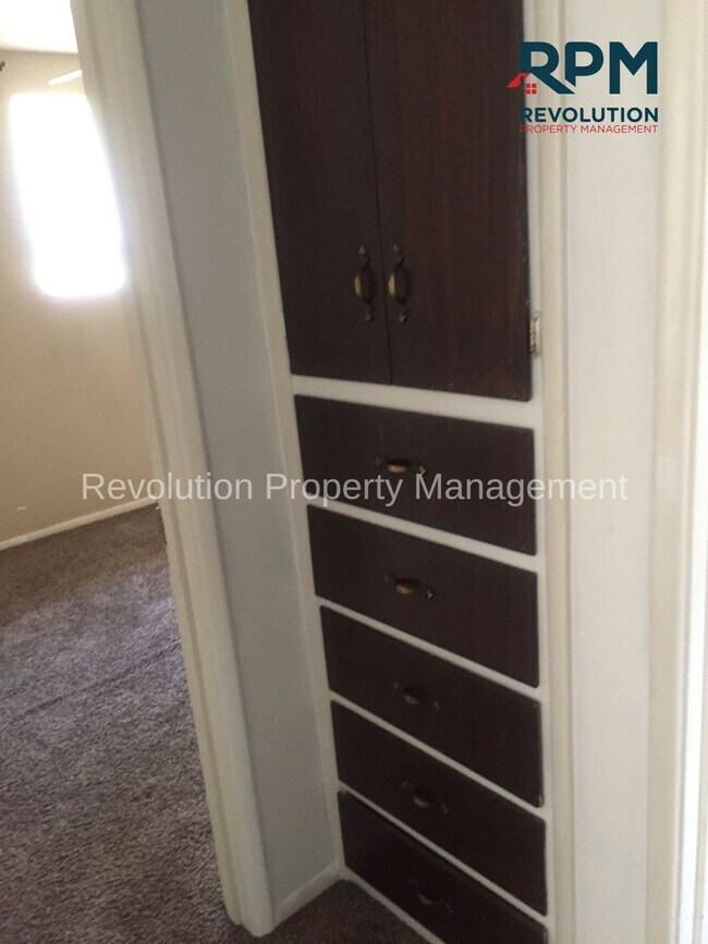 Building Photo - 3 BEDROOM HOME IN LAYTON!