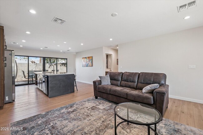 Foto del edificio - 1726 N 74th Pl